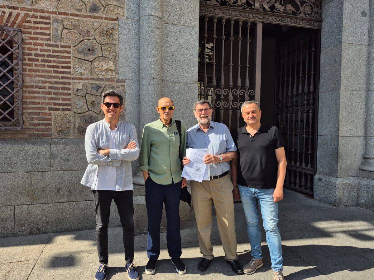 pebarrero's tweet photo. Hoy acompañamos a los representantes de la @AVPdA para denunciar ante la Oficina contra el Fraude del @MADRID la utilizacion espuria del voto presencial en los presupuestos participativos de #MadridDecide.
En Latina, algunas propuestas ganadoras superan el 300% de voto presencial alterando el resultado, como el proyecto demandando por el 86% de sus votantes telematicos de la peatonalización de la c/ Antillón.
Exigimos transparencia al gobierno municipal. #PresupuestosParticipativos
