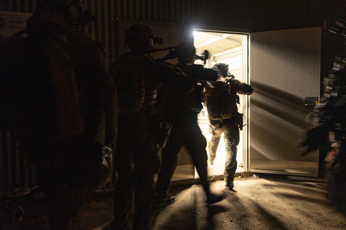 31stMeu's tweet image. 馃搷Sam Hill Airfield, Queensland, Australia, June 21, 2025.
U.S. Marines with MRF, 31st MEU, demonstrate proficiency in complex conditions and enhance readiness for CBRN threat scenarios.
(@USMC 馃摳 by Cpl. Alora Finigan)
@USNavy
@INDOPACOM
@DeptofDefense