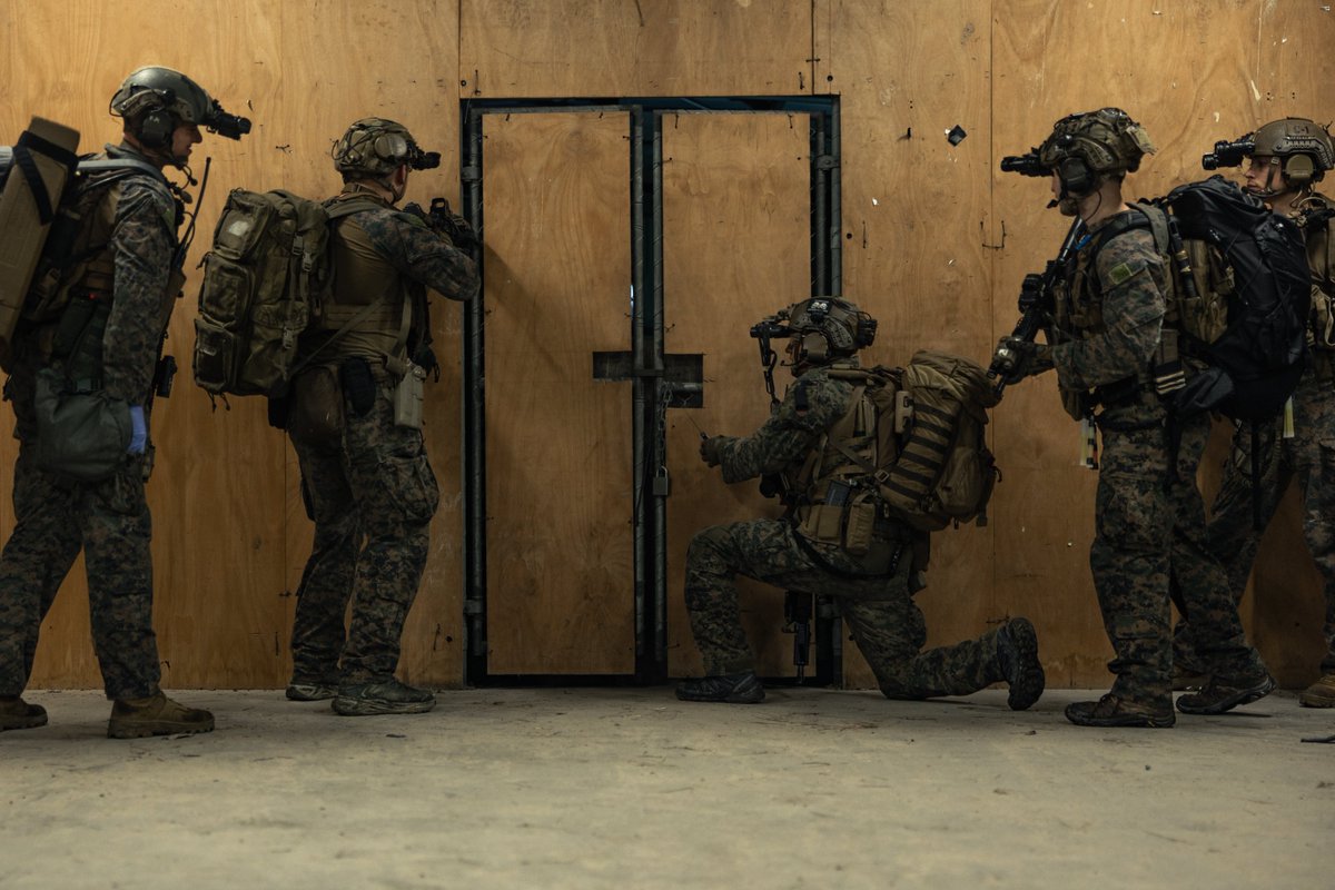 31stMeu's tweet image. 馃搷Sam Hill Airfield, Queensland, Australia, June 21, 2025.
U.S. Marines with MRF, 31st MEU, demonstrate proficiency in complex conditions and enhance readiness for CBRN threat scenarios.
(@USMC 馃摳 by Cpl. Alora Finigan)
@USNavy
@INDOPACOM
@DeptofDefense