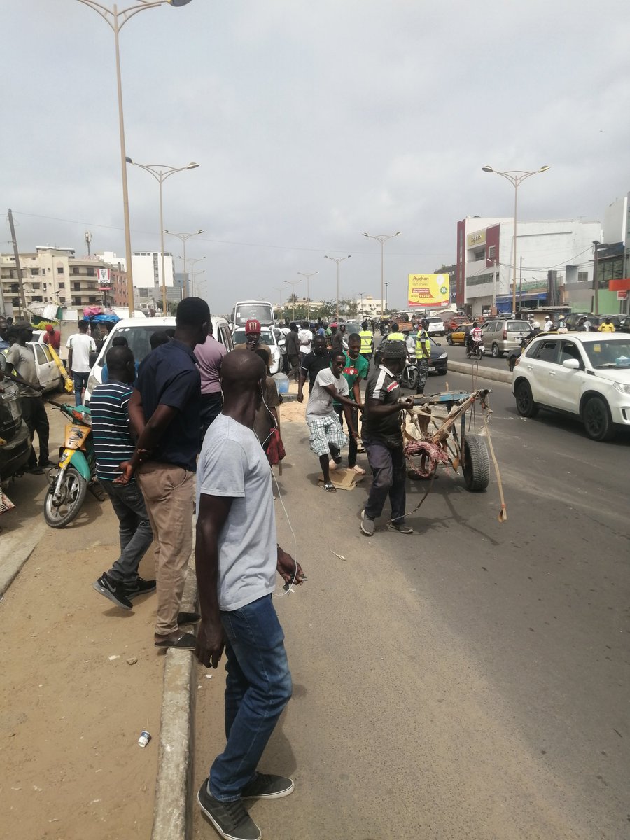 C'est officiel ce pays est une comédie totale,
un mec qui faisait la course vient de rentrer sur une charrette à mermoz à côté du cinéma pathé.

Il s'en est fallu le peu pour que le charretier ne sort vivant de ce choc.

Discipline +sanction = diam ju beuri