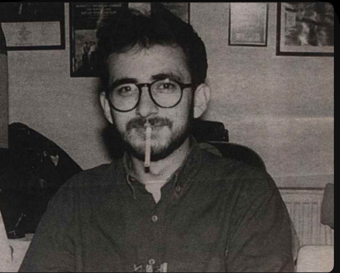 Hor baktık mı karıncaya ?
Kırdık mı kanadını serçenin?
Ya nasıl kıyarız insana?

Hasret Gültekin