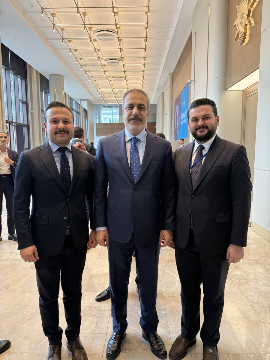 📍Ak Parti Genel Merkez

172. Genişletilmiş İl Başkanları Toplantısı öncesinde
T.C. Dışişleri Bakanımız Sayın <a href="/HakanFidan/">Hakan Fidan</a> ile bir araya geldik ve hatıra fotoğrafı çektirdik.

Milli iradenin sesi olan AK kadrolarla, Türkiye Yüzyılı yolunda kararlılıkla yürümeye devam ediyoruz.