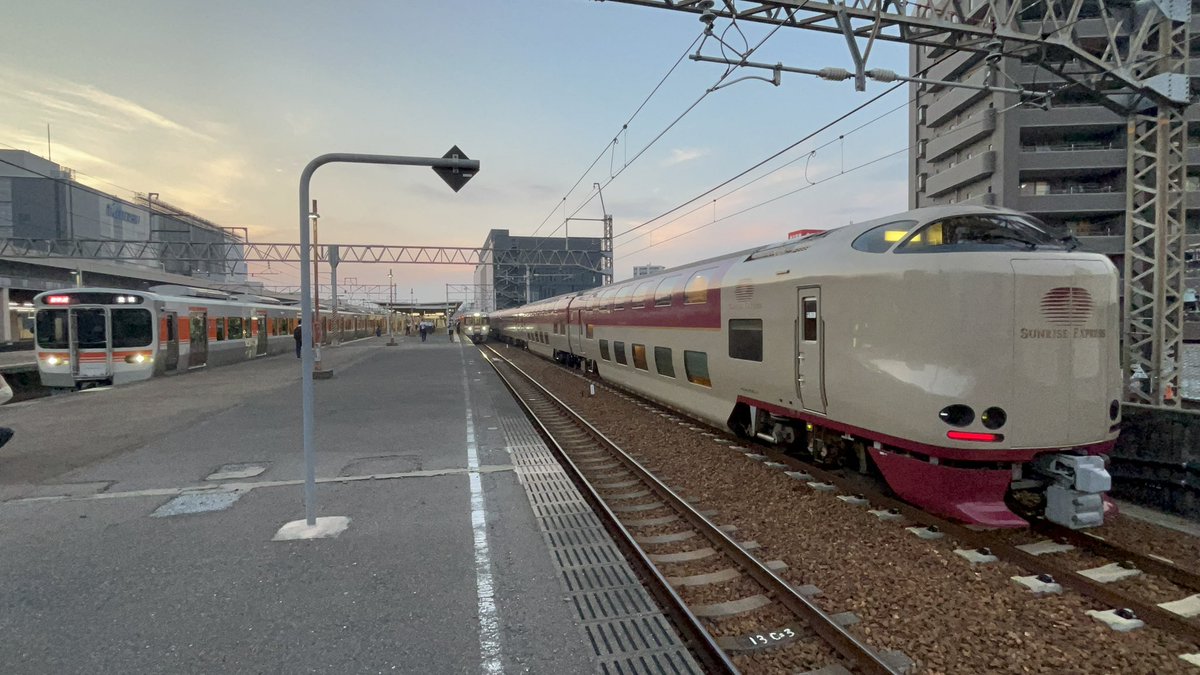 Taku7485's tweet photo. 今朝方に発生した285系車両故障(車内の配線燃え)により運転打ち切り自走で尾張一宮留置線に入線 まだ動きそうにありませんでしたが315系新快速との並びも撮影出来てよかったです #285系  #サンライズ瀬戸・出雲  #車両故障  #JR東海  #東海道線 https://t.co/j1tt1kTbDq