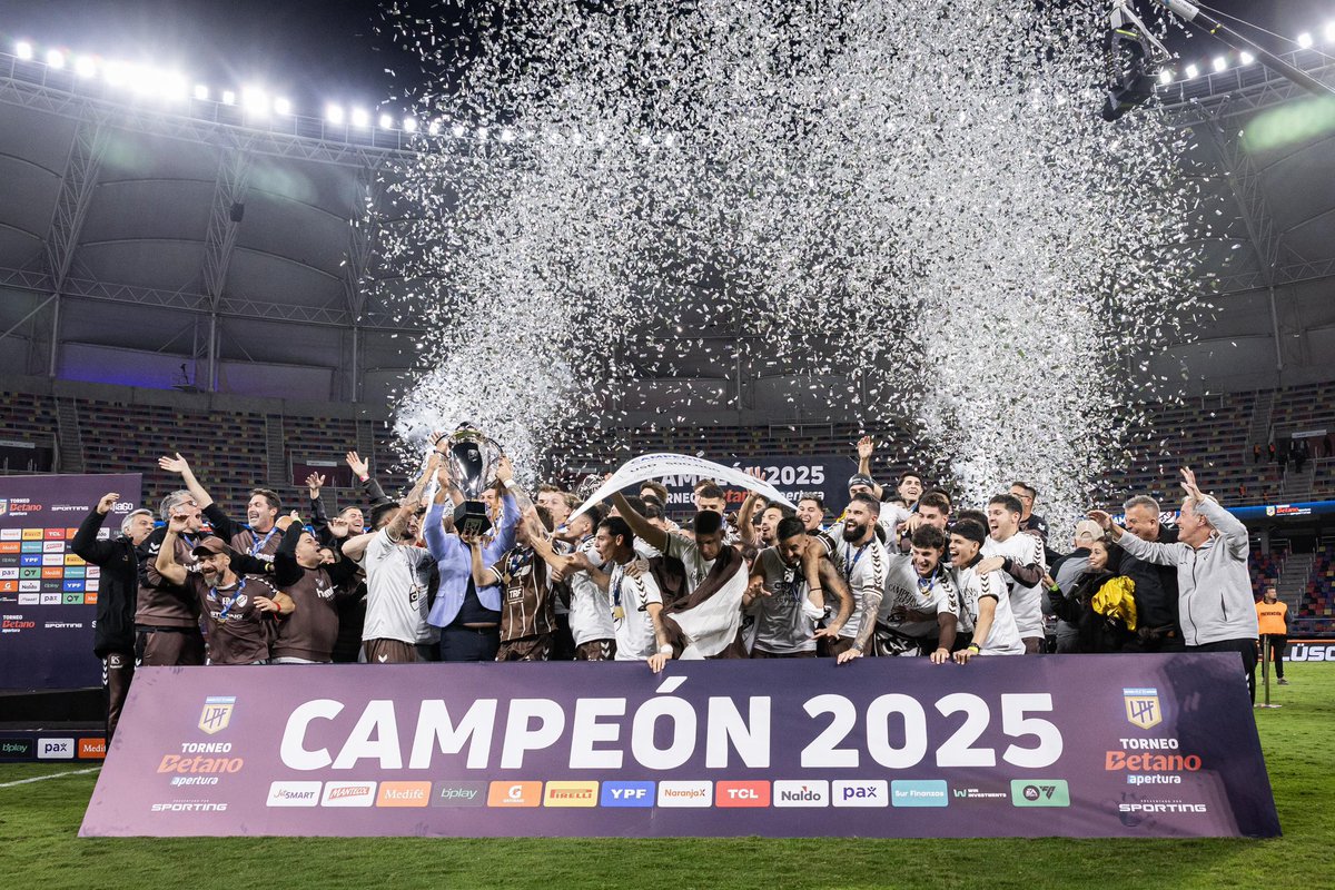 Cristian_RD's tweet image. PLATENSE CAMPEÓN 2025!!! Un mes que nos fundiamos todos en un mismo abrazo en Santiago, otros que no pudieron viajar en sus casas y otros desde el cielo! Para los abuelos y abuelas, padres y madres, hijos y todos estas generaciones! Hoy a un mes se me siguen cayendo lagrimas! 🐙
