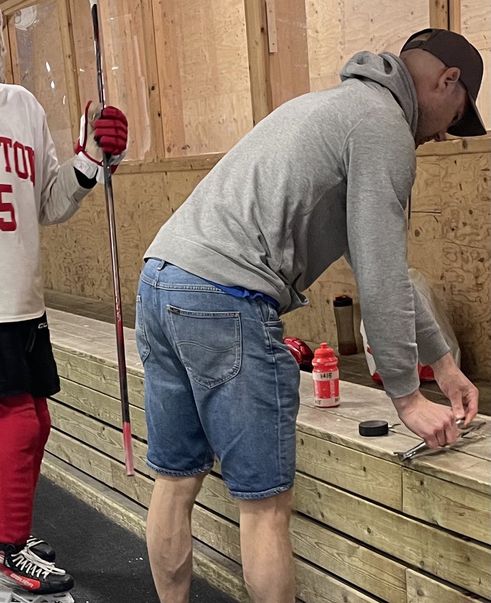 Per från Marsblade slipar och slipar. En till modifierad radieslipning testas. Kombinationen av slipningar med Marsblades patenterade konstruktion skapar nya spännande möjligheter. Och rent krasst finns det nog stora optimeringsmöjligheter för alla i att hitta sin egen profil.