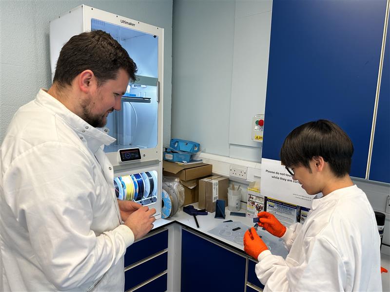 UniOfSurrey's tweet image. Our researchers are reshaping the future of plastics – from sustainable packaging to capturing microplastics before entering our rivers and recycling complex materials that would otherwise be wasted.
Discover how they’re tackling plastic pollution for a cleaner future at this…