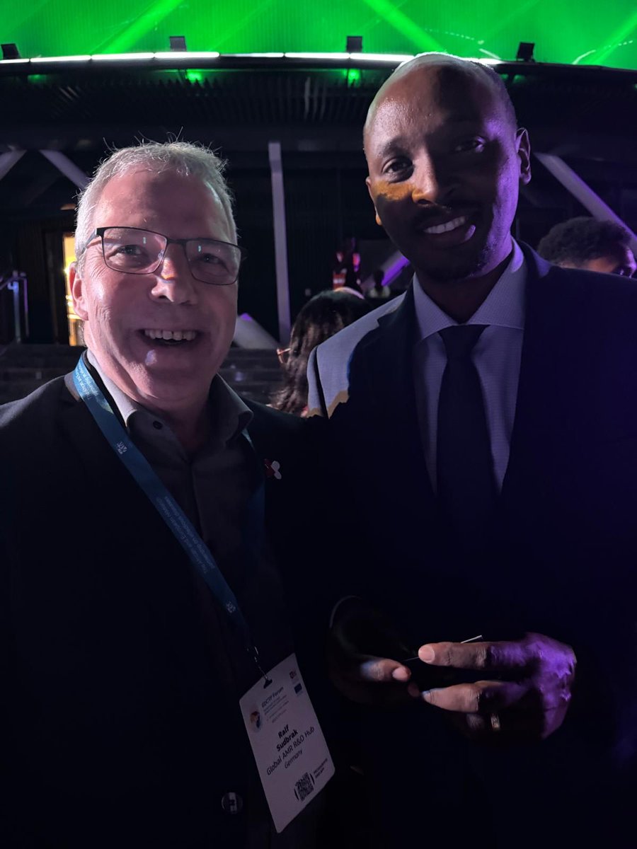 GlobalAMRHub's tweet image. “Going far and fast together"!
From 15 to 20 June at #12thEDCTPForum in Kigali, Rwanda, 1,200+ experts came together to discuss key global health challenges, including #AMR.
The Hub’s @RSudbrak also joined others to highlight end-to-end solutions—from research to production!