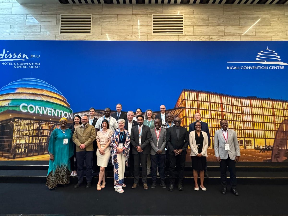 GlobalAMRHub's tweet image. “Going far and fast together"!
From 15 to 20 June at #12thEDCTPForum in Kigali, Rwanda, 1,200+ experts came together to discuss key global health challenges, including #AMR.
The Hub’s @RSudbrak also joined others to highlight end-to-end solutions—from research to production!