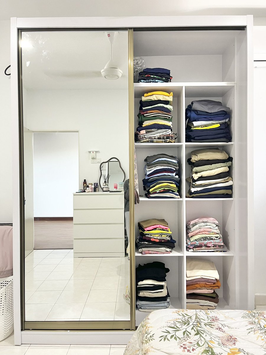 Jenis yang baju berlipat lagi banyak dari baju gantung — elok sangat beli almari macam ni 😌

Ruang banyak boleh susun elok2. Tak payah dah selongkar satu almari tiap kali nak cari baju 🙌🏻