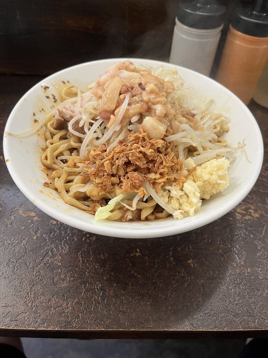 69ra_men's tweet photo. 今日の一杯は「ぶたけん。」でT.A.Rの汁なし！

年齢のせいか食べられる量が減ってきたから麺量を250gにしたけど、250gでもキツかった……。
250gが無理せずに食べ切れるボーダーラインで、これを超えると多少無理して食べるから、食後の感覚が「美味しい」から「少し苦しい」になる。

若さが羨ましい https://t.co/Wj3txl6yph