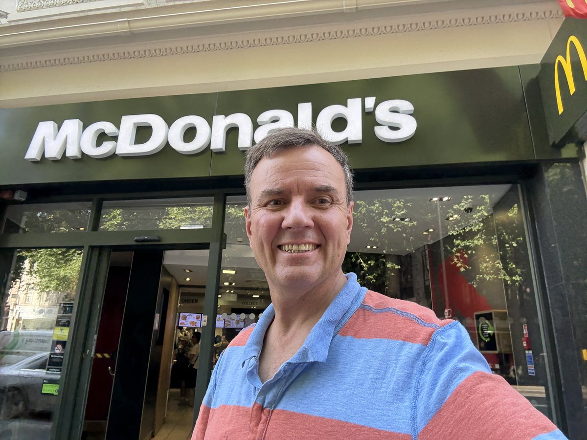 GregHands's tweet image. Inspired by my earlier pep talk on @LinkedIn about working in McDonalds, I’m here for lunch.
After 2 days with a mystery virus, you know you’ve recovered when you can eat
🍔 1/4lb with cheese
🍗 6 nuggets
🍟 Large
🥧 Hot apple pie
And an orange juice for one of the 5-a-day!