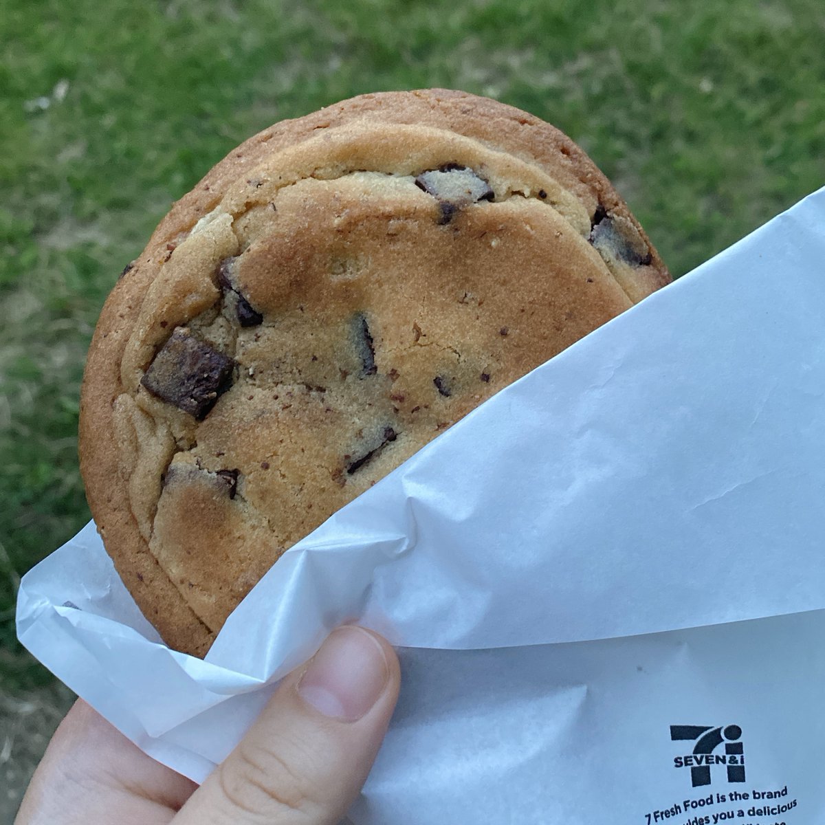 bubunpp's tweet image. ARuFaさんが匿ラで言ってたセブンイレブンのチョコクッキーに、ラジオが投稿されてからほぼ1年経った今更遭遇出来て嬉々として食べたんですが、1年の期待に負けないくらい、ちゃんと美味しくて嬉しかった。また絶対同じ店舗覗きに行く。
