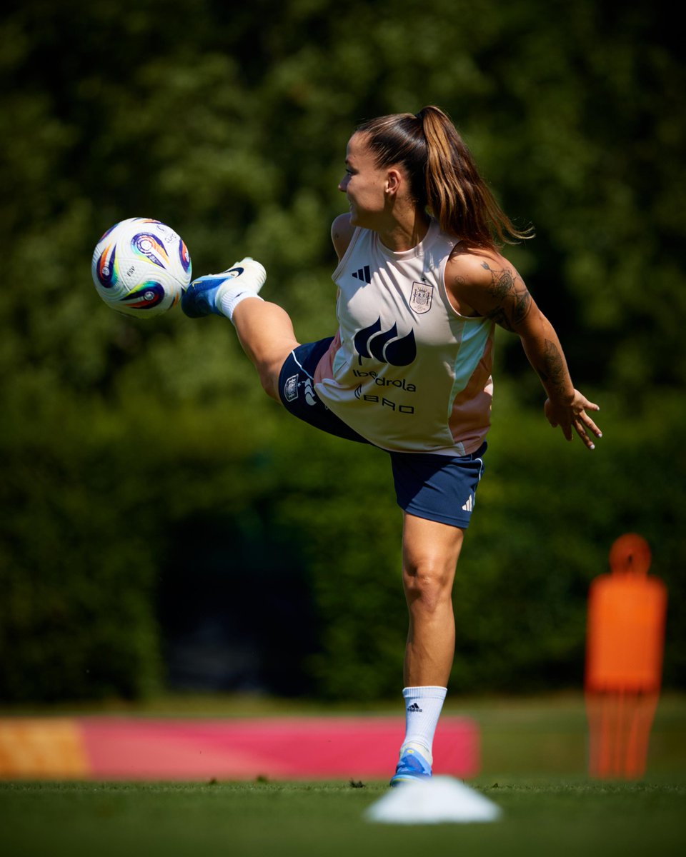 👩‍🏫 Encantadas de recibiros en la 'master class' de controles aéreos de la @sefutbolfem.

#WEURO2025 | #JugarLucharYGanar