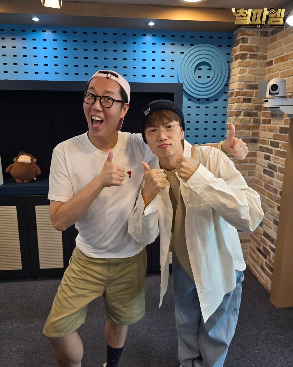 KimMin0128's tweet image. チョルパエム(김영철のバワーFM)
で印象的な話は、ウヨンがヒゲ除去レイザーの施術を受けて(多分鼻の下)めちゃくちゃ楽で良いと言ってた事😎
#Simpledance #장우영
