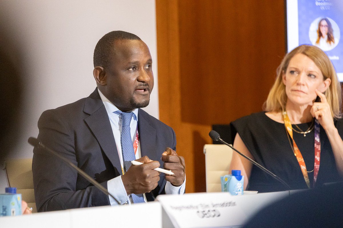 AFD_France's tweet photo. #FfD4 | @Sarr_PapaAmadou sur les fonds philanthropiques (@OCDE)

"Nous n'avons pas besoin que tout le monde fasse tout - nous avons besoin que tout le monde fasse ce qu'il fait le mieux, en coordination.
Les agences et les IFD peuvent apporter l'échelle et la pensée systémique. Les fondations internationales peuvent financer l'innovation. La philanthropie locale apporte une légitimité à long terme.
Les partenariats public-privé-philanthropiques devraient être la nouvelle norme.”