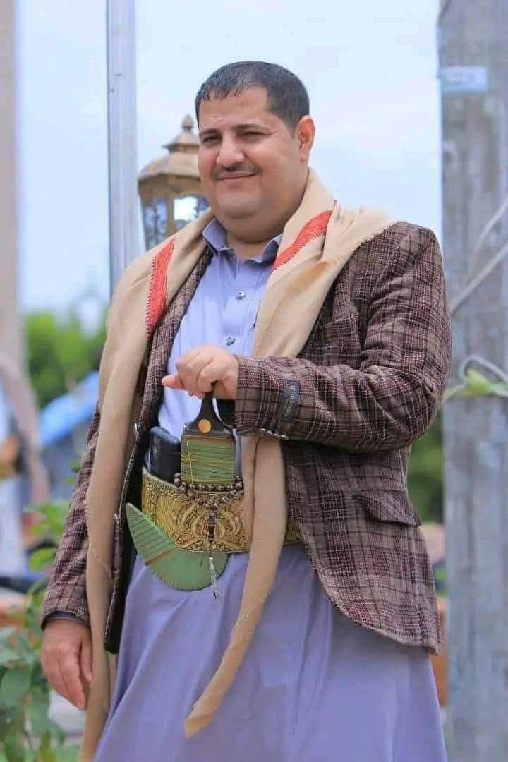 احفظوا صورة المجرم الحوثي  فارس روبع.. مجرم السَلفية(ريمة) 
الآن مع القيادي الحوثي فؤاد الجرادي وقطيعهما يدكون منزل الشيخ #صالح_حنتوس الطاعن في السن ويهدمون داره بمختلف الأسلحة. 
الجريمة : أن الشيخ حنتوس يعلم القرآن في مسجده