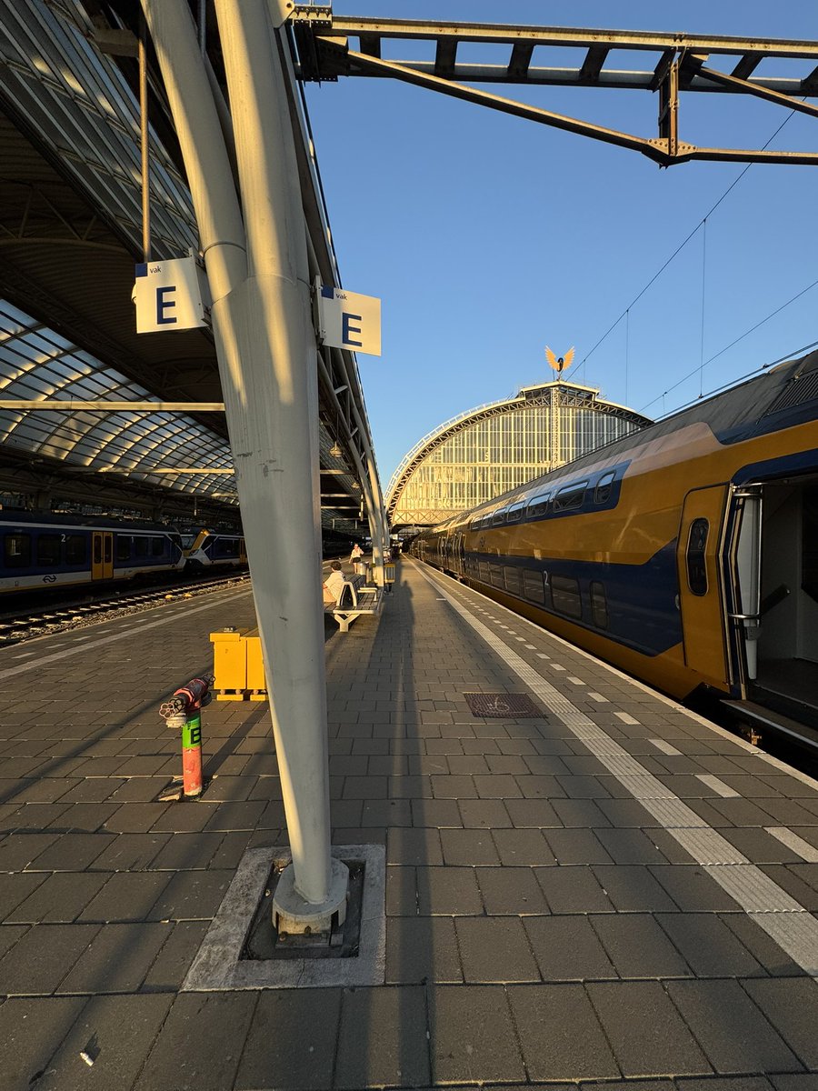 Er lag gisteren een stuk draadijzer met een haak en geel plastic op het uiteinde van perron 7A op Amsterdam CS. Misschien is het er nog en kun je het opruimen? <a href="/ProRail/">ProRail</a> of <a href="/NS_online/">NS online</a>