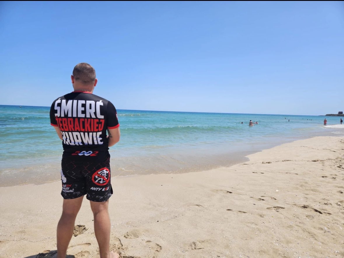 KonRafal1's tweet image. - i jak było z Mariuszem na wakacjach? Macie jakieś fajne zdjęcia z plaży?
- fajnie, ale wiesz zdjęc nie mamy.