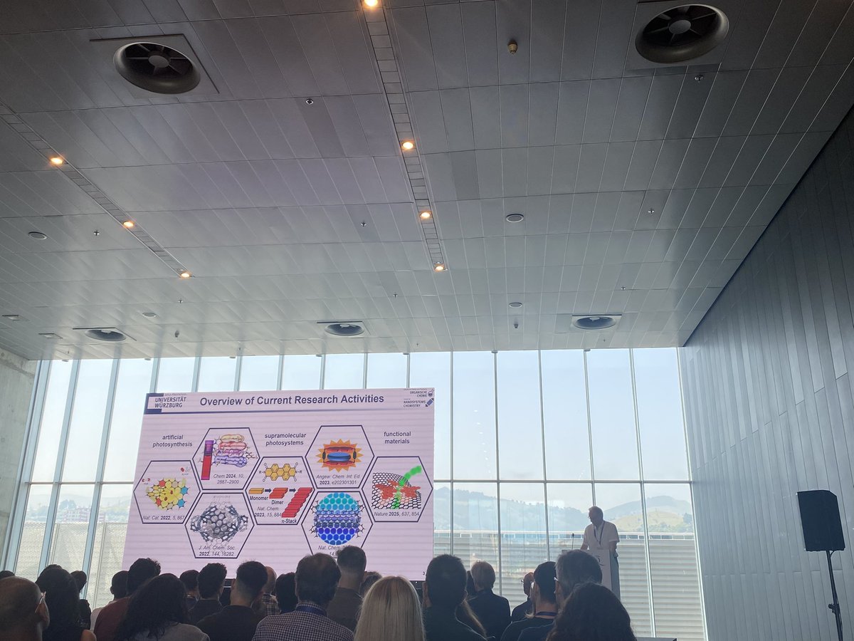 VicentPTLab's tweet image. Let&apos;s start Supramolecular chemistry symposium with a talk by Frank Würthner 🧑🏻‍🔬🔬