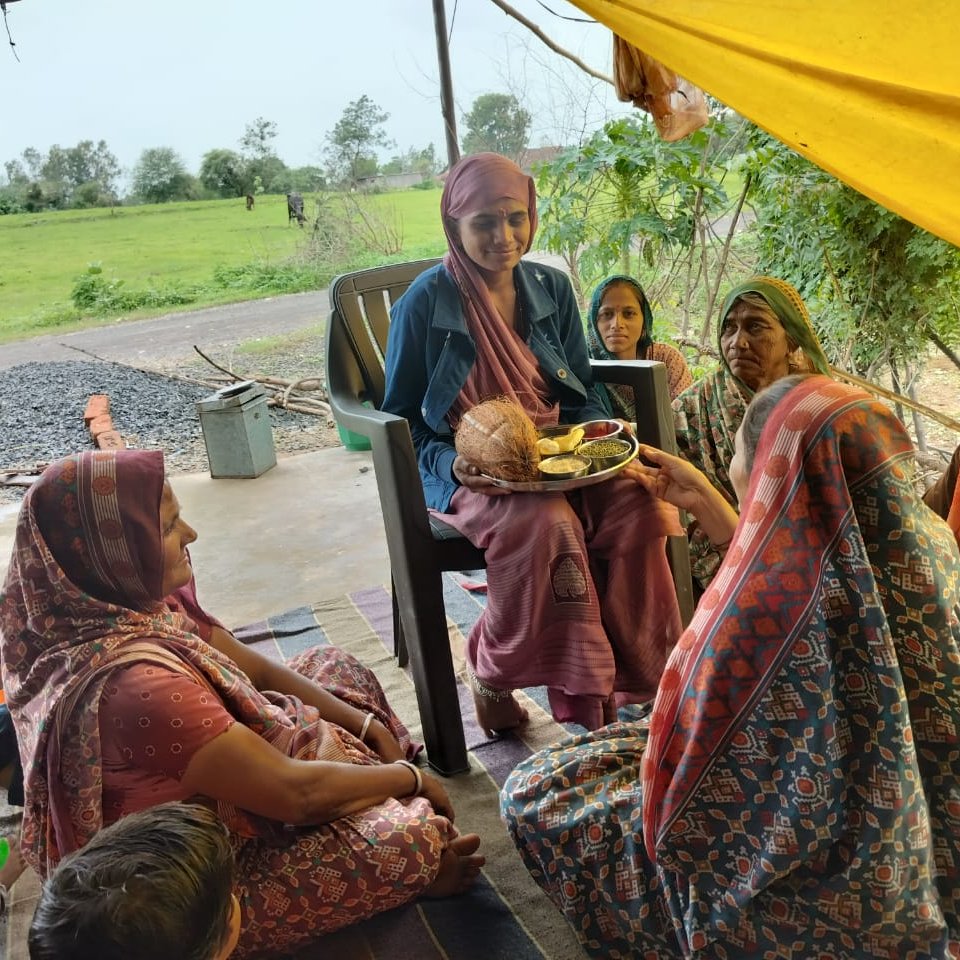 અરવલ્લી જીલ્લામાં આંગણવાડી કેન્દ્રમાં "સુપોષણ સંવાદ દિવસ"ની ઉજવણી કરવામાં આવી.જેનો મુખ્ય હેતુ આહાર,પોષણ અને આરોગ્યની સારી ટેવોનો  નિયમિત અમલ સમુદાય સ્તરે થાય.