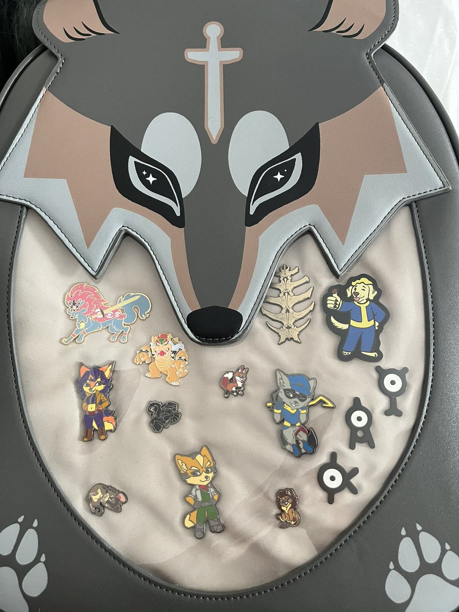 How to find me at Anthrocon!
Either find me suiting around or a human with this backpack :)

Ask for pictures and hugs! 🧡