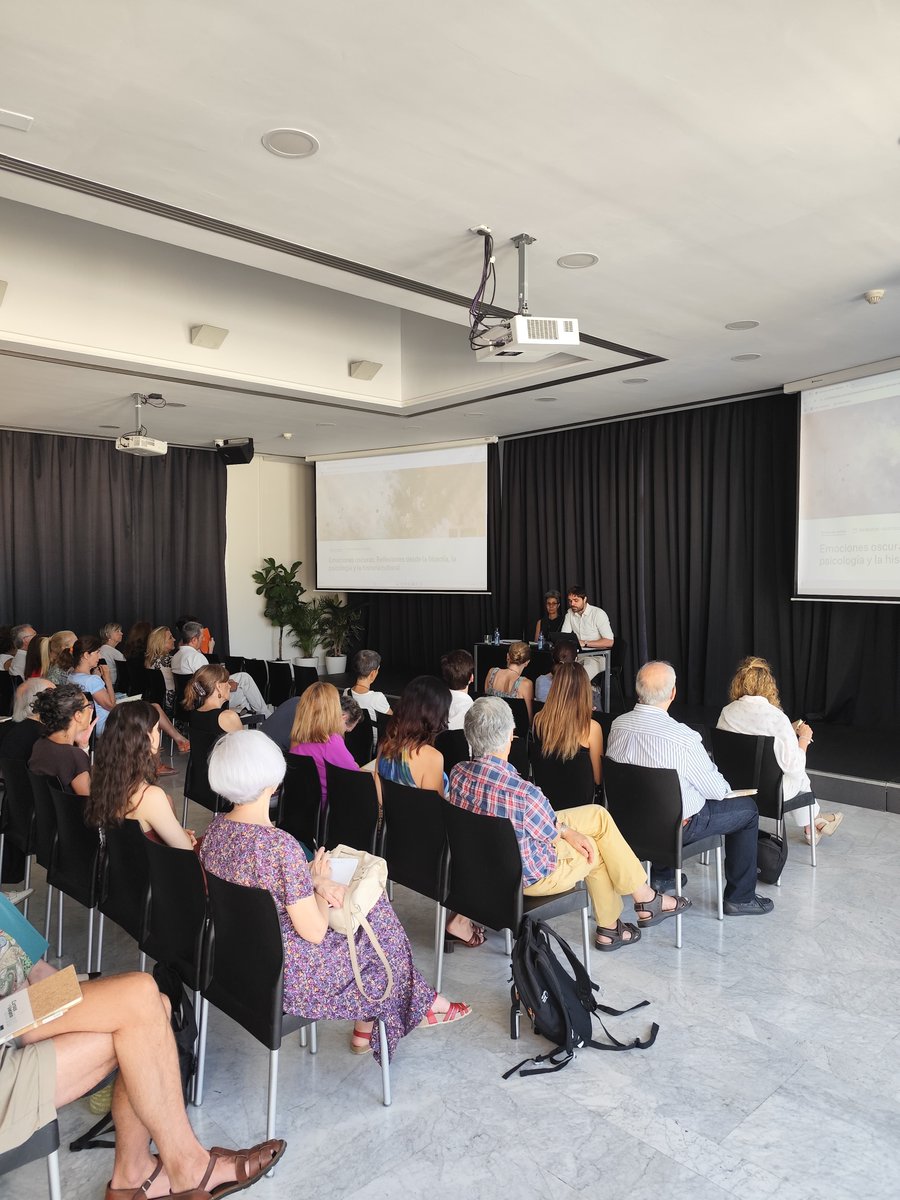 UNEDMadrid's tweet image. 🖤Ya está en marcha “Emociones oscuras. Reflexiones desde la filosofía, la psicología y la historia cultural” en el @cbamadrid.
¡Gracias a Mariana Alessandri y a @ecabanasd por darle inicio a este curso! 👏
#CursosDeVeranoUNED #UNEDMadrid