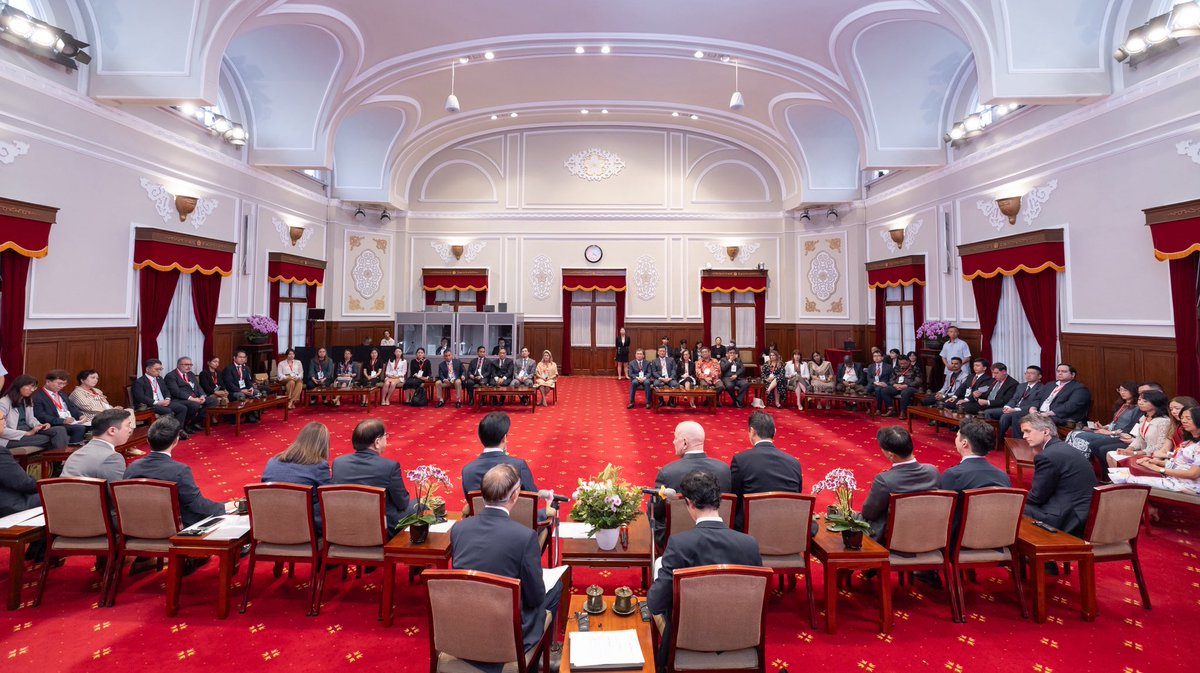 ChingteLai's tweet image. A warm welcome to our guests at the 2025 Taiwan International Ocean Forum. When I took office I said #Taiwan looks to develop our strengths as a maritime nation; and we are doing just that—investing in marine tech & security for a free & open ocean & sustainable blue economy.