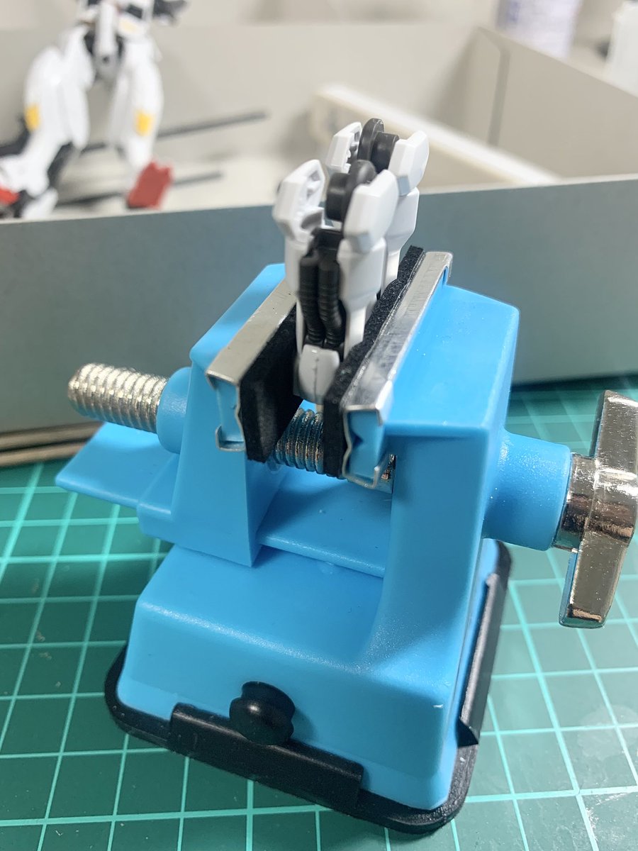 今回のHGバルバトスは今までやらなかったことをしてみようと思います。
(｀_´)ゞ
まずは合わせ目消しに挑戦です！
タミヤセメントでムニュ。)^o^(
どれくらい放置しておけばいいかわからないけどとりあえず3日くらいかな？