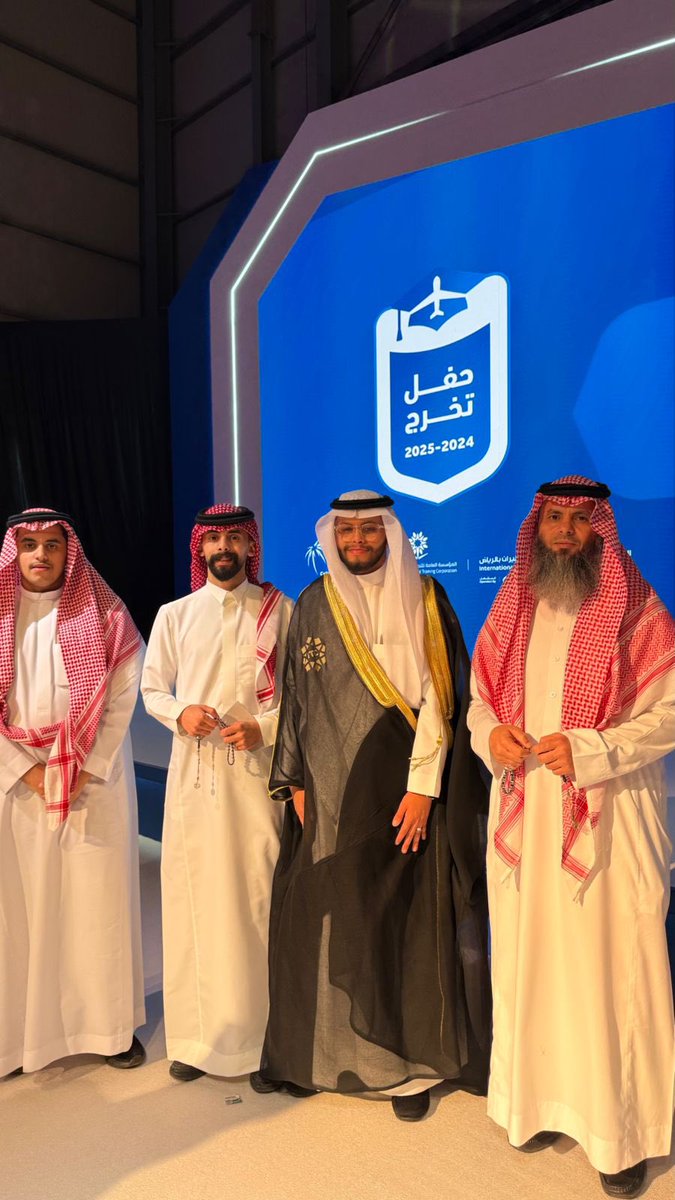 نبارك  تخرج المهندس ريان بن صالح  علي حسن الملاسية تخرجه من الكليه (هندسه الطيران ) 
وعقبال المناصب العليا