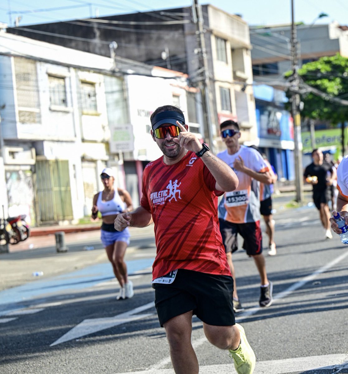 1️⃣ Flexeo pa’ la cámara
2️⃣ Señalo al que dijo que no llegaba
3️⃣ Y corro como si el Gatorade fuera gratis