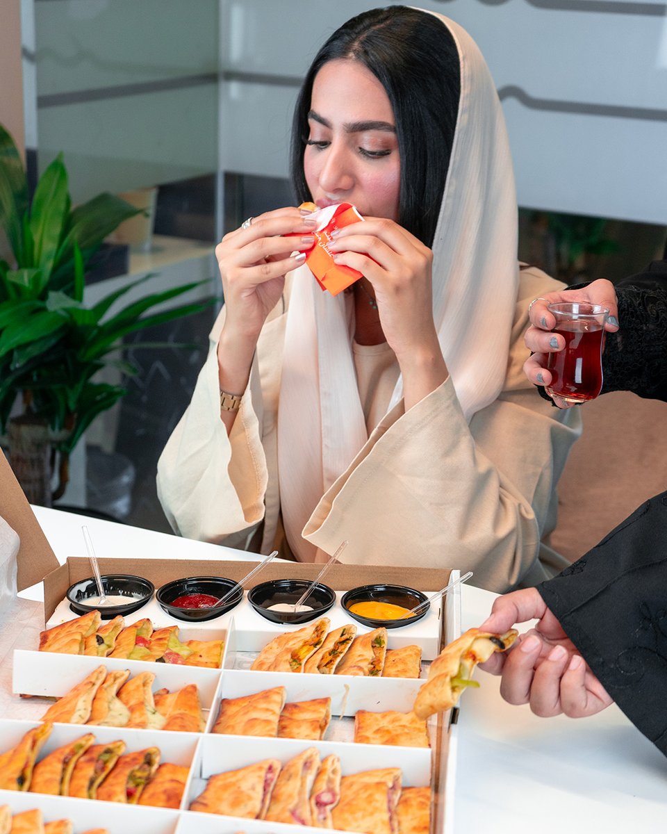 هي تحب البيتزا, وانا احب الشاورما, وذيك تحب العكاوي,
وذاك يحب الفلافل، ومدري مين يحب المسخن، ترى هذا بوكس ما يزعل أحد
😋😂