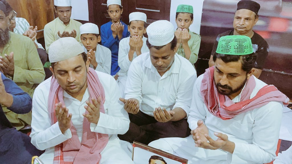 MohsinSamajwadi's tweet photo. आज समाजवादी पार्टी के राष्ट्रीय अध्यक्ष एवं पीडीए नायक आदरणीय श्री अखिलेश यादव जी के जन्मदिन पर तमाम मौलाना एवं छोटे-छोटे बच्चों ने अखिलेश जी की अच्छी सेहत और लंबी उम्र की दुआ करि और 2027 में अखिलेश जी  जो दोबारा मुख्यमंत्री बने।

   आपका भाई 
चौधरी मो मोहसिन
   प्रदेश सचिव सपा https://t.co/iTJM2SrhSf