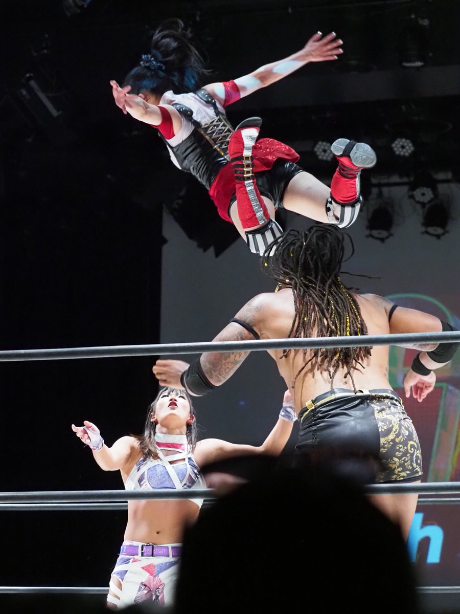 uma73's tweet photo. #GLEAT 2025.7.1 五反田

「メイさん」と「メイソン」による合体攻撃！
3m級の高さからのスーパークロスボディ！

Mei-san and Mason's high tower dive🍎💃

#ChocoPro https://t.co/2SQg8A2UOb