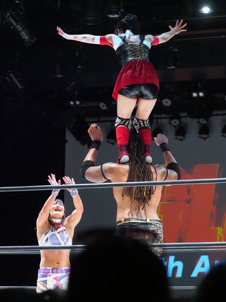 uma73's tweet photo. #GLEAT 2025.7.1 五反田

「メイさん」と「メイソン」による合体攻撃！
3m級の高さからのスーパークロスボディ！

Mei-san and Mason's high tower dive🍎💃

#ChocoPro https://t.co/2SQg8A2UOb