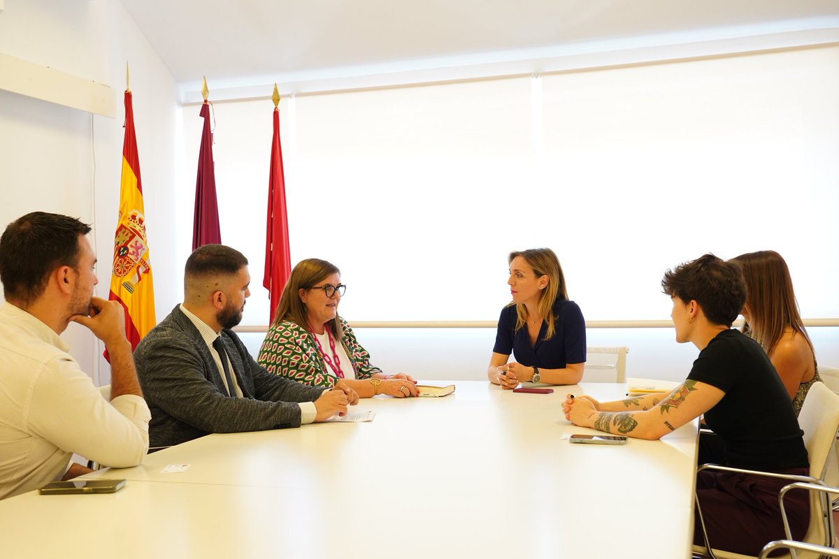 Reunión de trabajo con la Secretaria General y el Subdirector General de Políticas de Innovación <a href="/CienciaGob/">Ministerio de Ciencia, Innovación y Universidades</a> para impulsar desde el sector público, servicios innovadores y propuestas que aún no están en el mercado, para hacer más eficiente la administración y dar un mejor