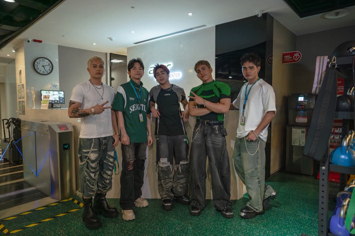 SB19_ATINph's tweet photo. "Acer Chairman and CEO Chen Junsheng and Pan Asia Operations General Manager Hou Zhiyuan also personally communicated with SB19 members and presented each member with a Predator Helios 18 gaming laptop to thank the members for their long-term partnership."

READ ARTICLE HERE: 🔗https://t.co/1HKBk1cyCb

@SB19Official #SB19
