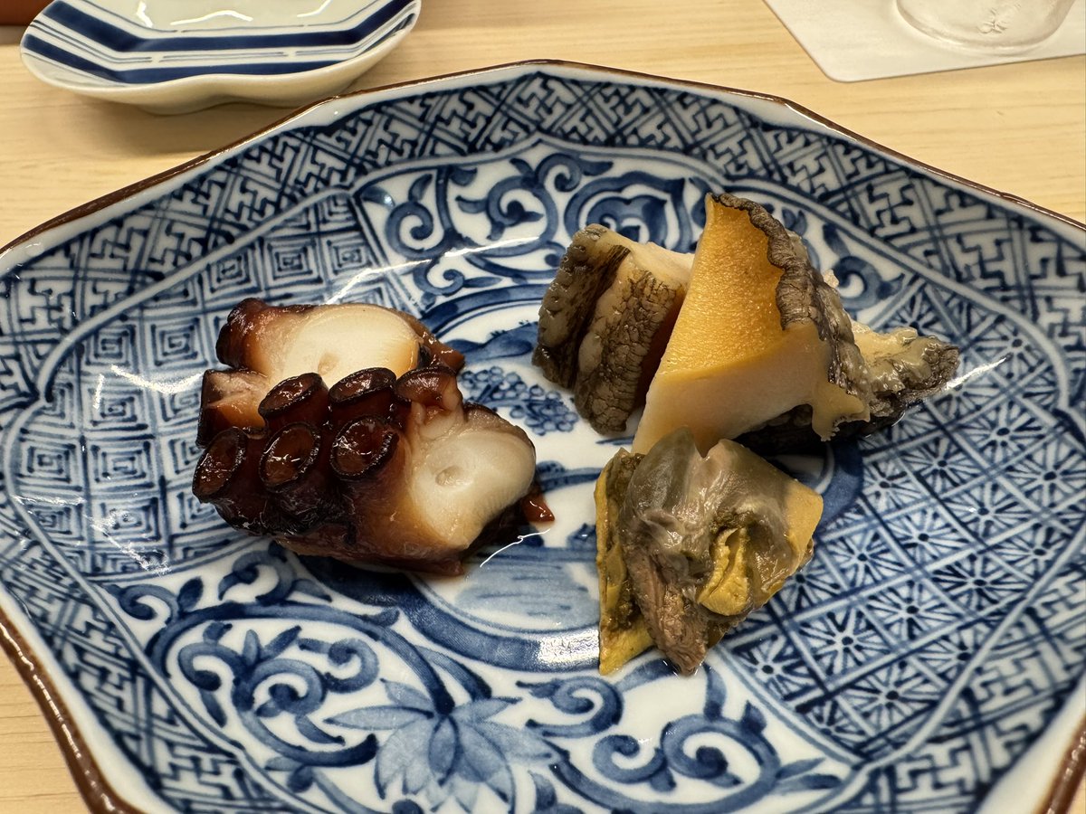 そして野毛で予約の取れない鮨屋で飯✨
兄弟(兄、妹)でやっているアットホームなお店です。
大将のお任せコース&amp;お酒をたらふく飲んで15000円です👍
(大量のウニやかんぴょう巻きとか食べたい方は5万円のお店へ😌)

#野毛美味い鮨
#鮨なかがわ