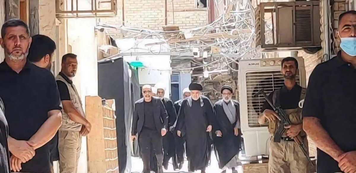 سؤال لذوي العقول لا لأبواق ( الإطارسز )
هل المجلس في بيت السيد السيستاني دام ظله عام أم خاص 
فان قيل خاص فلماذا لم يدعو به إلا سماحة السيد مقتدى الصدر اعزه الله دون غيره ممن يسمى قادة الاحزاب 
واذا كان عام فلماذا لايذهب قادة الأحزاب ويتشرفون بهذا المجلس بدل ذهابهم لمجلس الجادرية