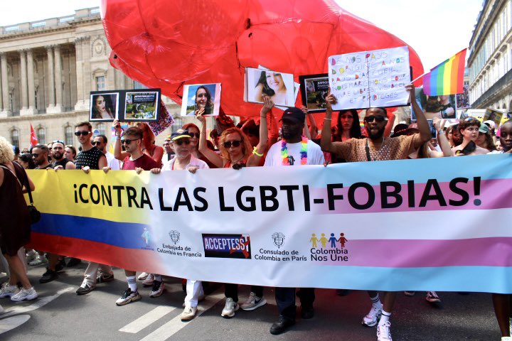 🏳️‍⚧️🌈 En el marco de la conmemoración del Mes del Orgullo LGBTQIA+, el Consulado General de Colombia en París, la asociación ACCEPTESS-T @acceptesst y la Red Comunitaria Trans @redcomunitariatrans participaron en la Marcha del Orgullo en París el pasado sábado 28 de junio de 2025