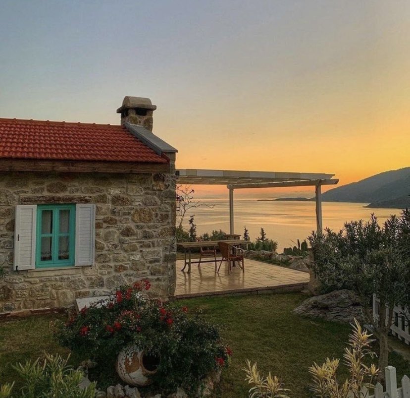 aşık olduğun kişiyle uzun bir tatil yolculuğuna çıkıp böyle bir evde tatil yapmak..