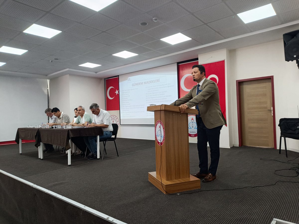 Artuklu İlçe Milli Eğitim Müdürümüz Sayın Mehmet Emin Duyan başkanlığında, kurum müdürleri ile sene sonu toplantısı gerçekleştirildi. 
Toplantıda 2024-2025 Eğitim Öğretim Yılının değerlendirmesi yapıldı ve gelecek yılın planlarına dair konuşuldu.