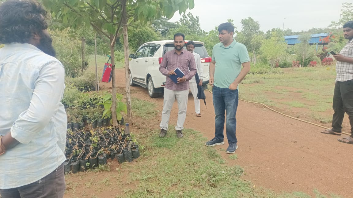 MC_Karimnagar's tweet photo. #MCKARIMNAGAR Sri Praful Desai, IAS Garu, MCK #100DaysProgramme, inspected nurseries to review 🌧️ monsoon preparedness! ✅Plant stock, health & readiness assessed for seasonal plantations. 🍃 #GreenInitiative @Collector_KNR @tksreedevi @PrlsecyMAUD @TelanganaCMO @TelanganaCS https://t.co/ESxZPApnGg