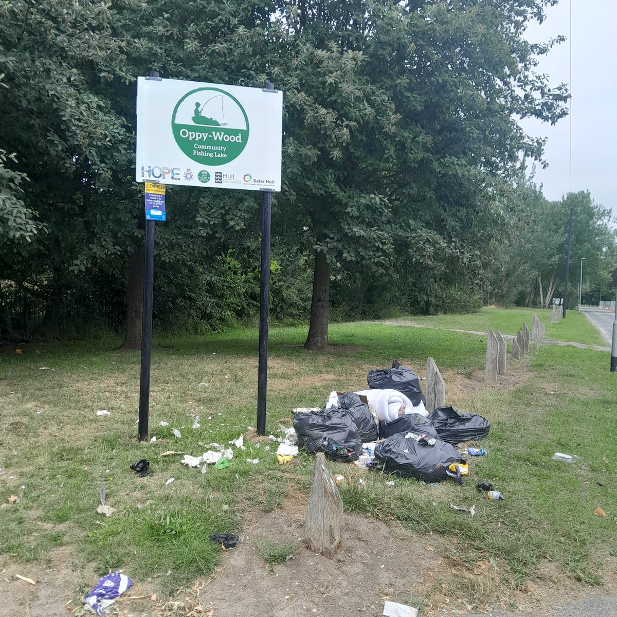 Absolute tramps. 

Dane Park Road, Hull

<a href="/Hullccnews/">Hull City Council</a> #flytipping #tramps