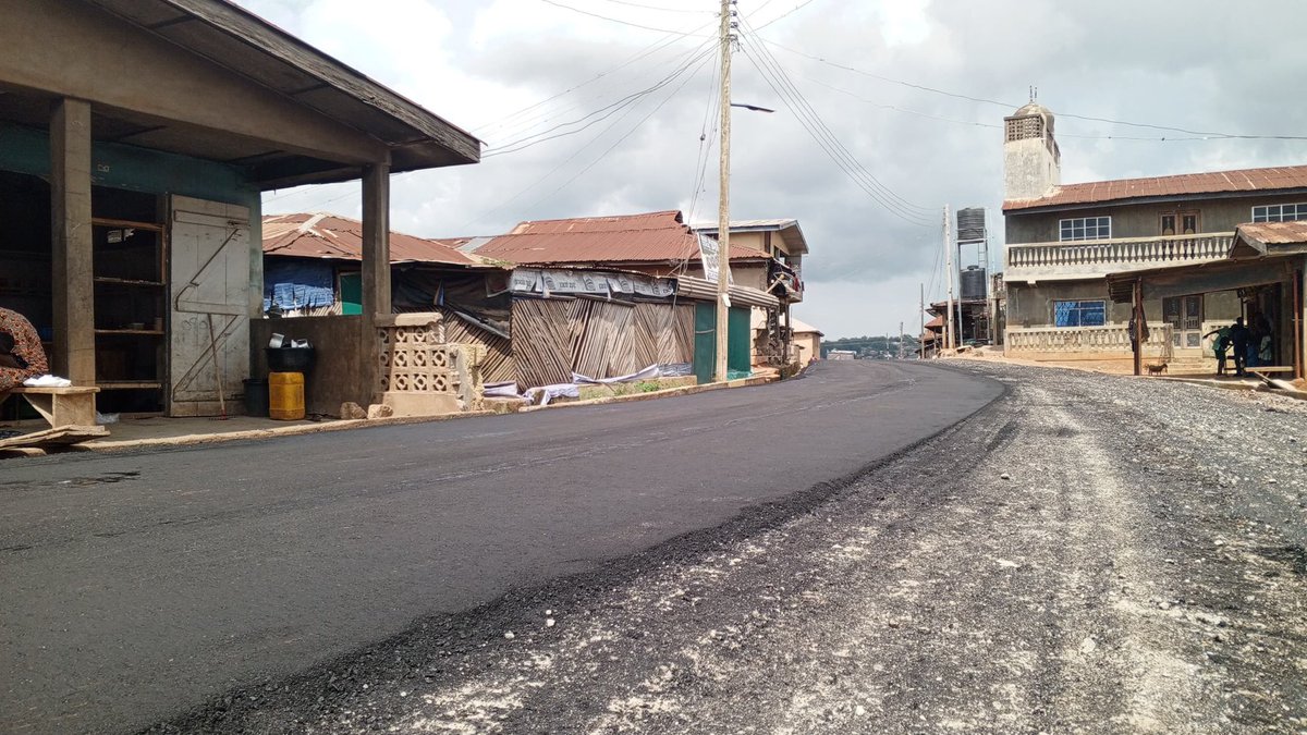Osun_Works_Min's tweet image. ONGOING PROJECT ALERT ‼️
Asphalt laying of 2nd Phase Jambu Isale Osun Road, Osogbo, Osun State.
#OsunInfraFocus
#ImoleImpactfulGovernance
#ForAGreaterOsun
#QualityInfrastructure