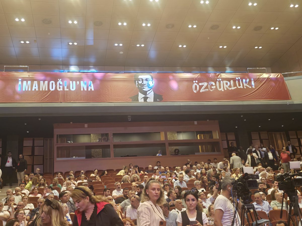 100 Karası | 19 Mart Darbesi’nin 100. Günü 
CHP Grup Toplantısındayız

Bir halkın iradesine yapılan darbenin üzerinden tam 100 gün geçti...

Halkın seçtiğini görevden almak, sadece bir kişiye değil; demokrasiye, sandığa, iradeye karşı yapılmış bir darbedir.

İstanbul Lütfi Kırdar