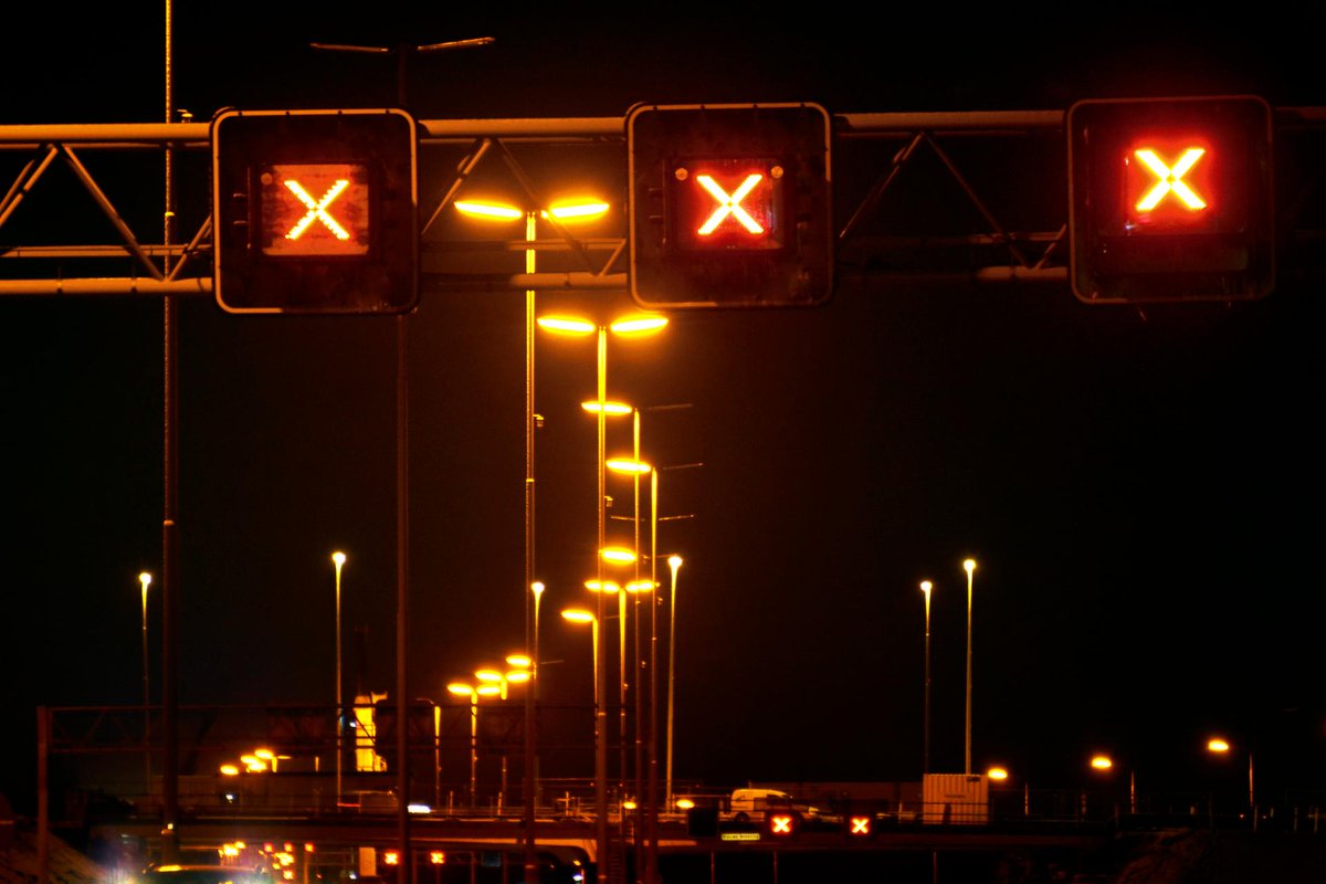 🦺 We voeren onderhoudswerkzaamheden uit aan de #A15. In verband hiermee is de weg van Ochten naar Tiel vanavond afgesloten  van 21.00 uur tot morgenochtend 05.00 uur. 🚧 Houd rekening met een extra reistijd van 15 tot 25 minuten.