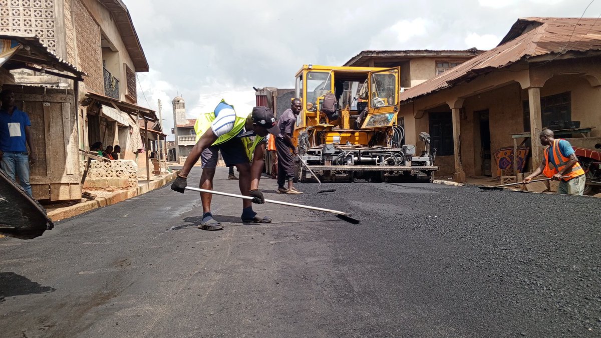 Osun_Works_Min's tweet image. ONGOING PROJECT ALERT ‼️
Asphalt laying of 2nd Phase Jambu Isale Osun Road, Osogbo, Osun State.
#OsunInfraFocus
#ImoleImpactfulGovernance
#ForAGreaterOsun
#QualityInfrastructure