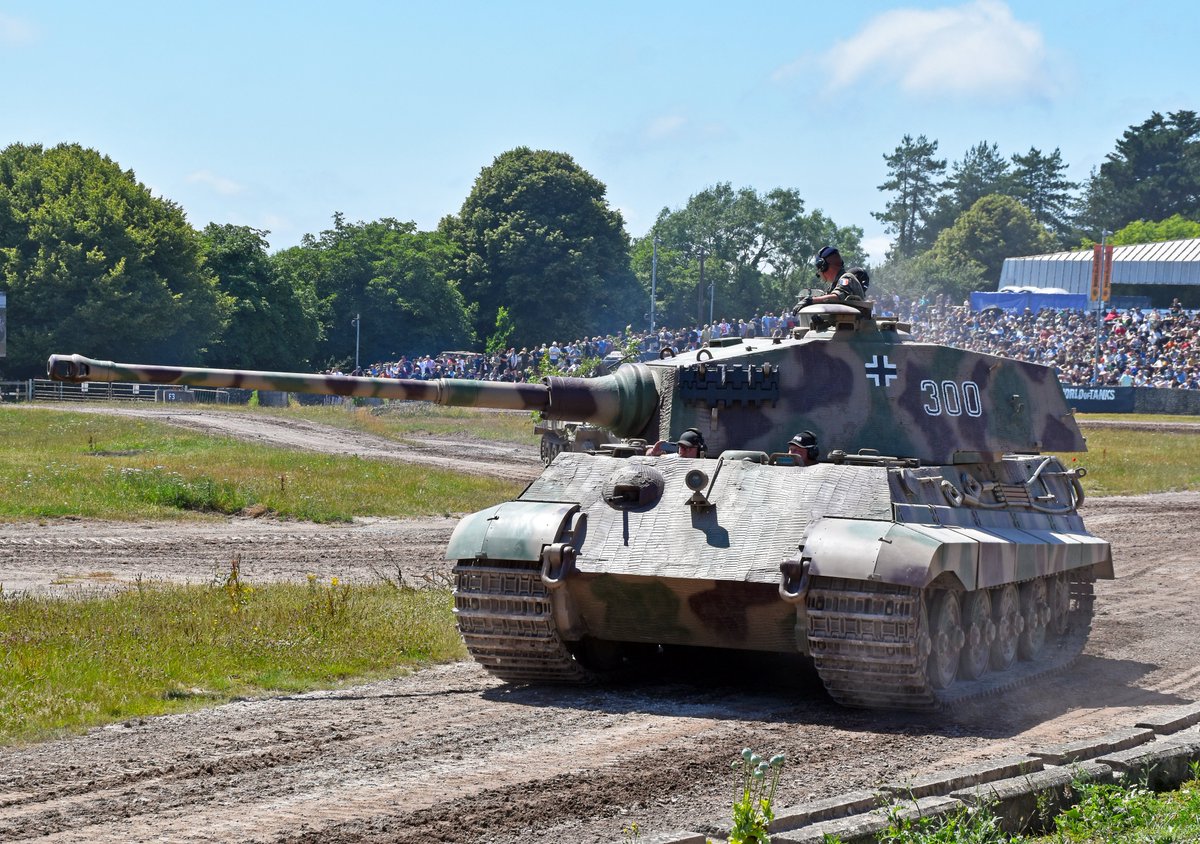 Burntime0101's tweet image. For the first #tanktuesday after Tankfest I'm going with the 'Belle of the ball', The Tiger 2 from the Musée des Blindés. What a beast it is... #tankfest
