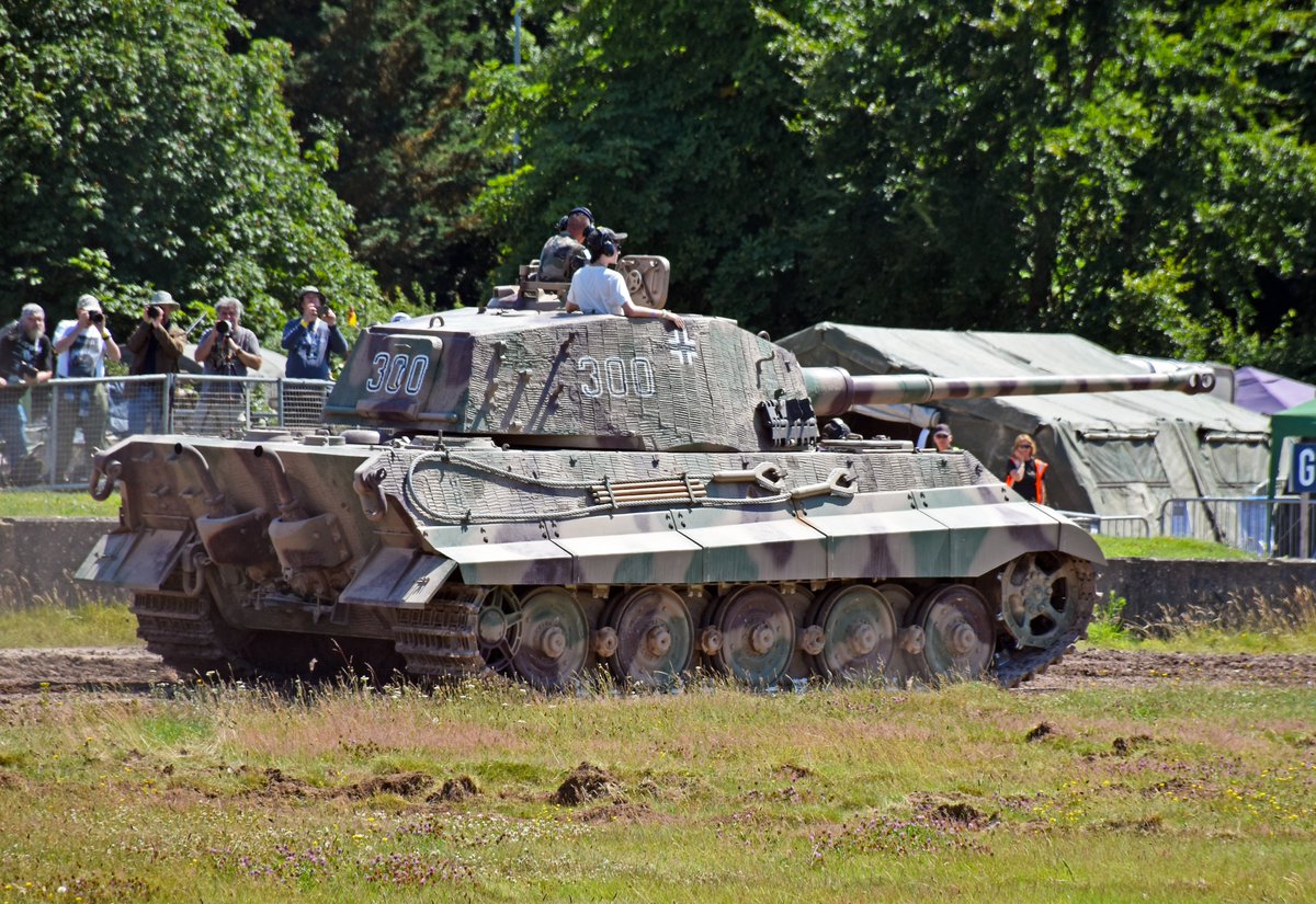 Burntime0101's tweet image. For the first #tanktuesday after Tankfest I'm going with the 'Belle of the ball', The Tiger 2 from the Musée des Blindés. What a beast it is... #tankfest