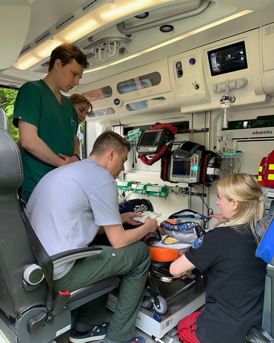 👶 Three-year-old Roman was wounded by rocket shrapnel.
After his condition stabilized in Sumy, he was urgently transported by Artesans – ResQ Ukraine for neurosurgery.
Our intensive care team provided continuous treatment, full monitoring of vital signs, and safe transportation